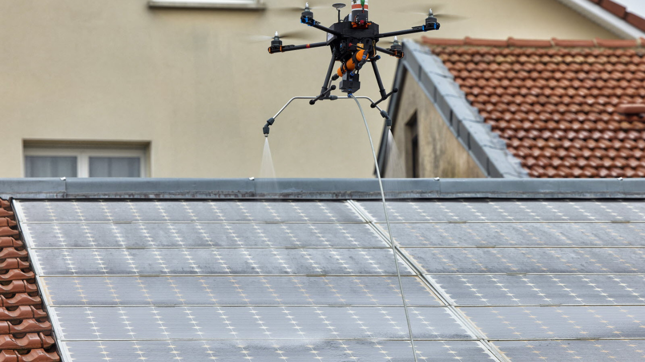 Drones Nettoyage : Nettoyage de panneaux photovoltaïques par drone