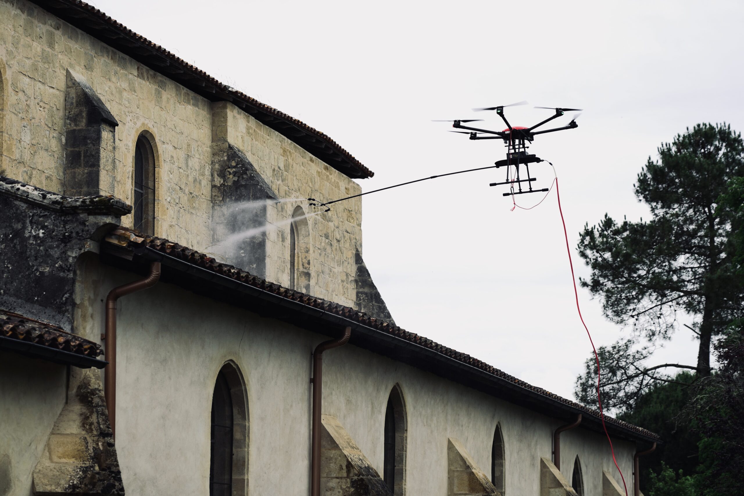 Drones Nettoyage - Nettoyage et démoussage par drone de l'église de Cudos en Gironde (33)