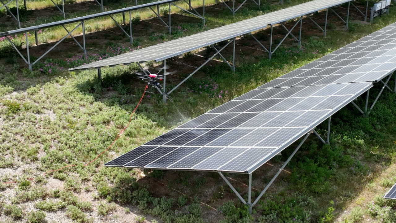 Nettoyage panneaux photovoltaïques - Drones Nettoyage
