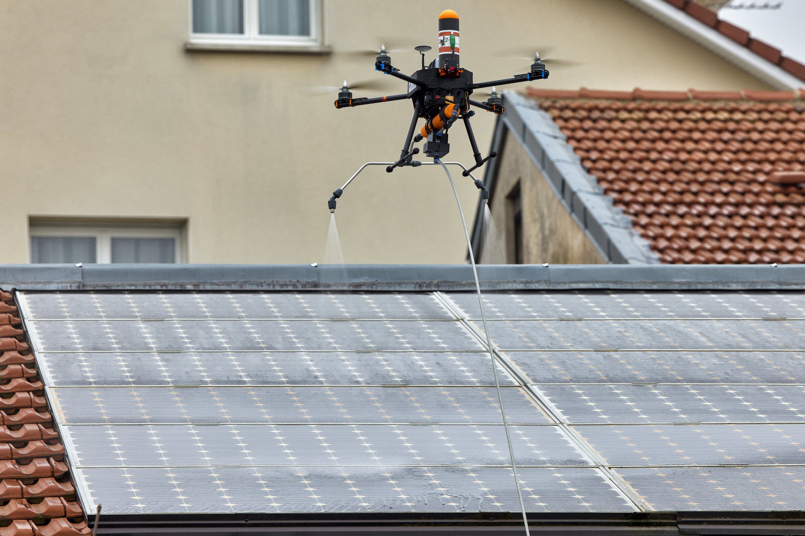 Drones Nettoyage : Nettoyage de panneaux photovoltaïques par drone