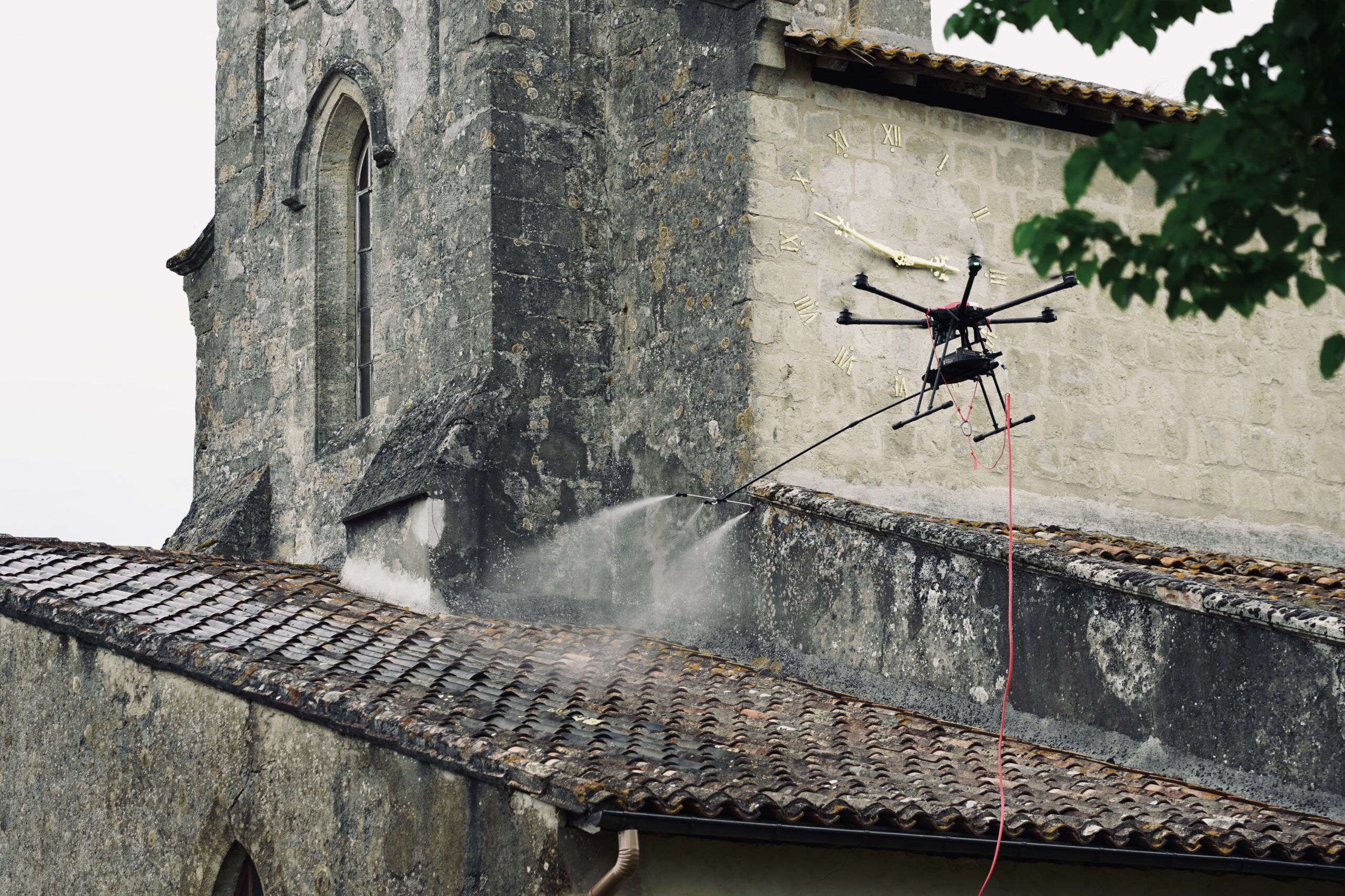 Drones Nettoyage - Nettoyage et démoussage par drone de l'église de Cudos en Gironde (33)