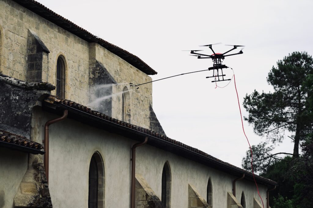 Drones Nettoyage - Nettoyage et démoussage par drone de l'église de Cudos en Gironde (33)