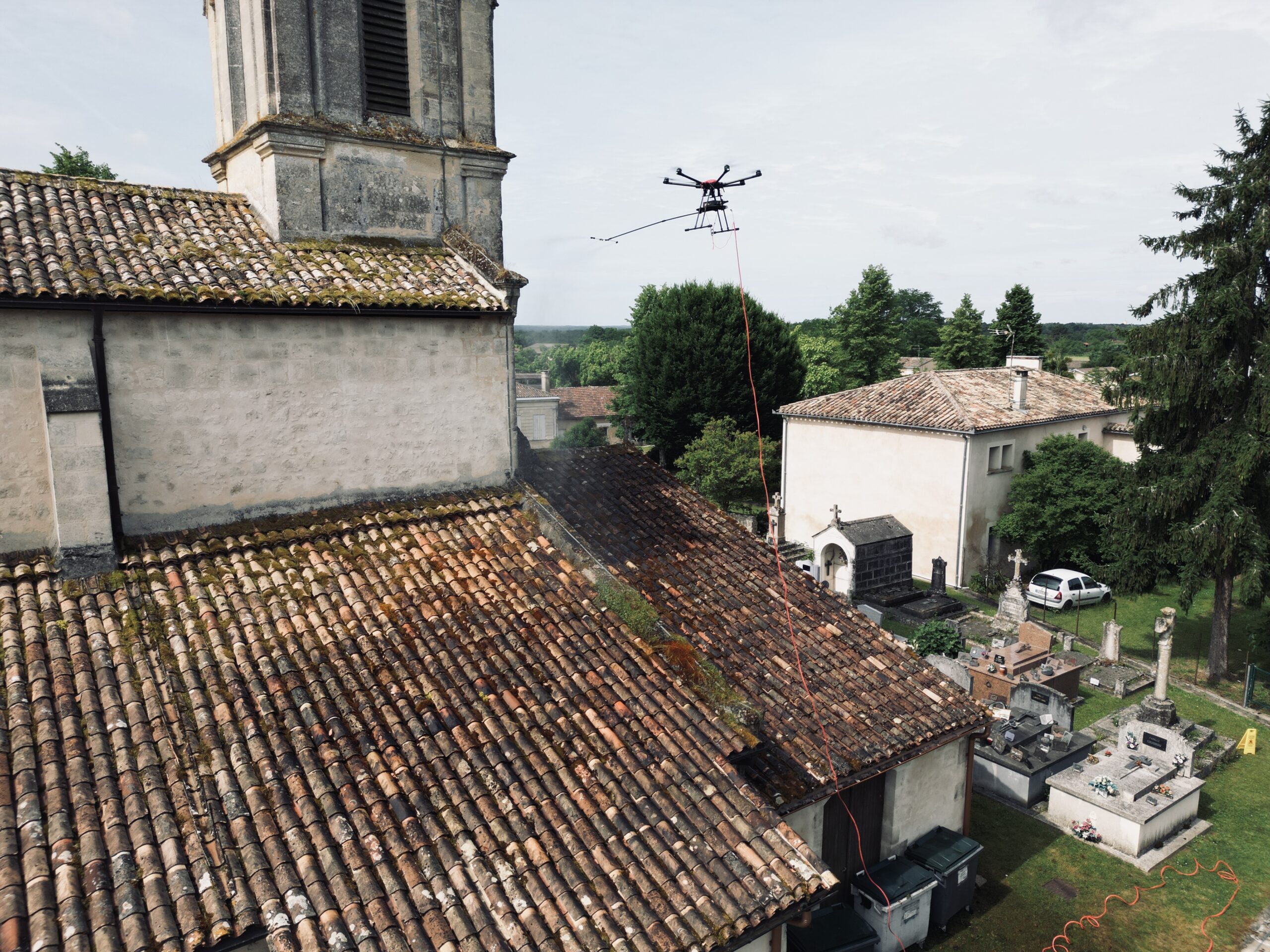 Drones Nettoyage - Nettoyage et démoussage par drone de l'église de Cudos en Gironde (33)